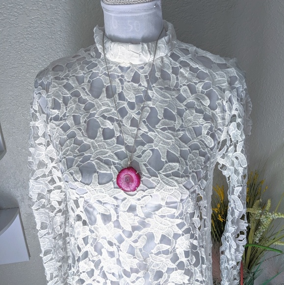 New Crochet Lace Fish Tail Asymmetrical Top - Picture 4 of 6